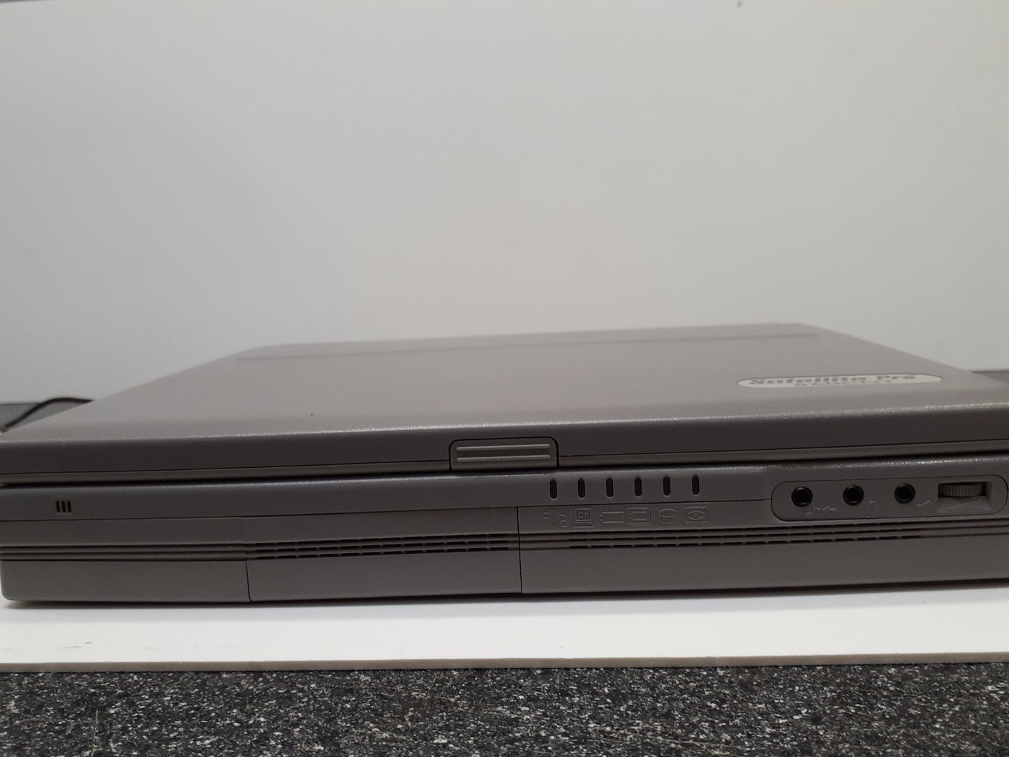 PA1251U Toshiba Laptop 460CDT Canada French- Vintage RARE