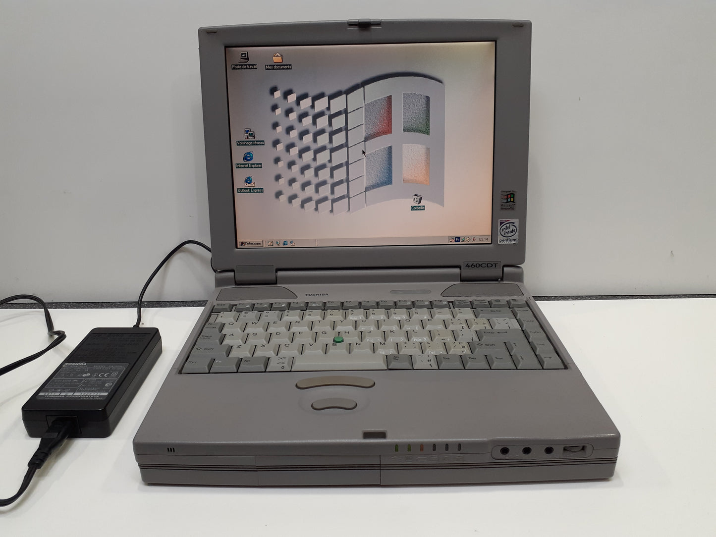 PA1251U Toshiba Laptop 460CDT Canada French- Vintage RARE