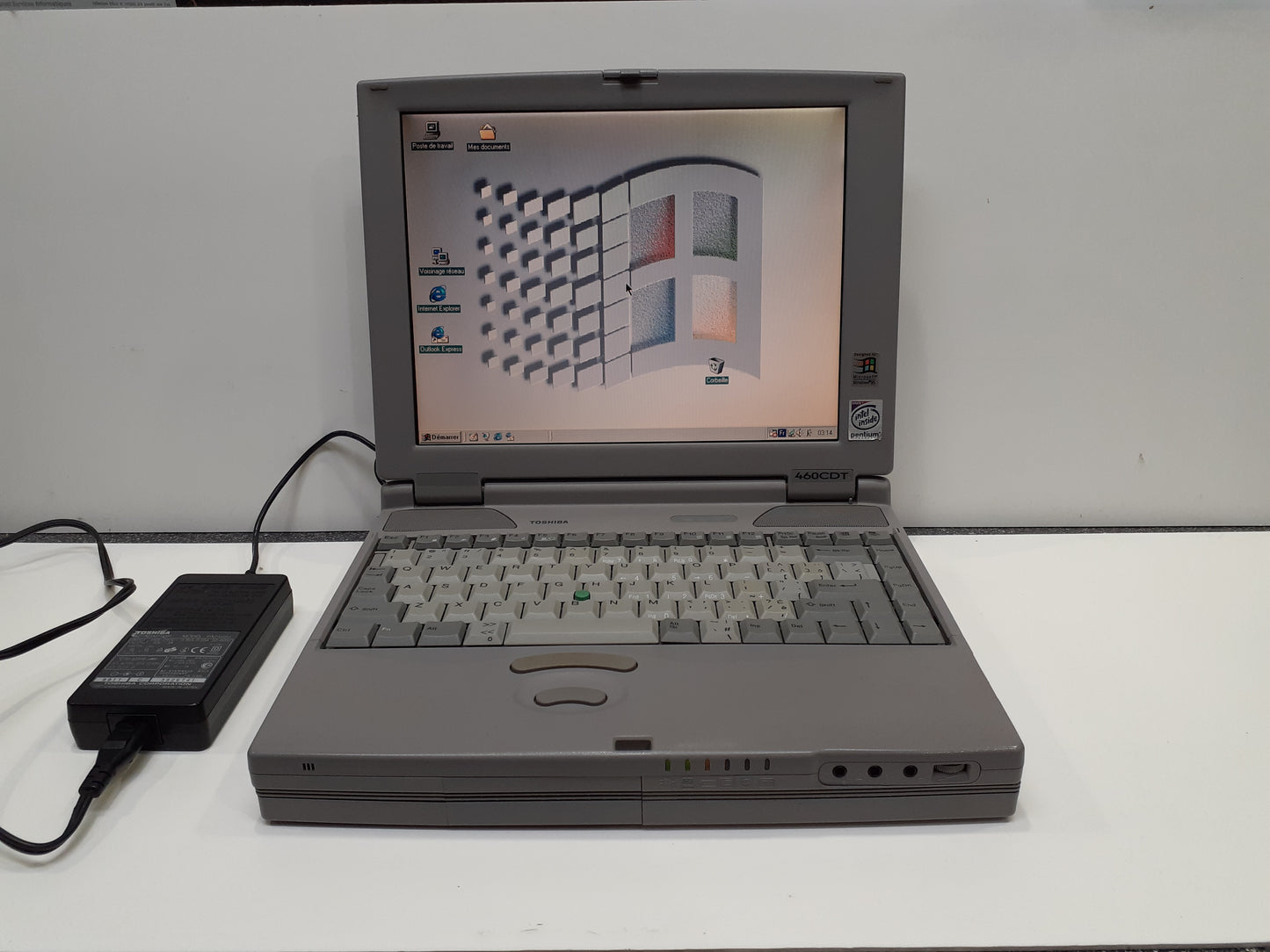 PA1251U Toshiba Laptop 460CDT Canada French- Vintage RARE